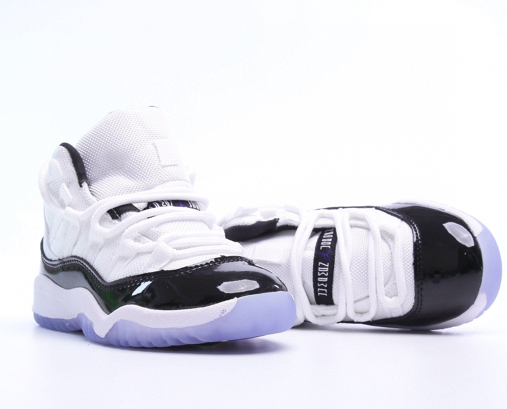 Sneaker in White & Black