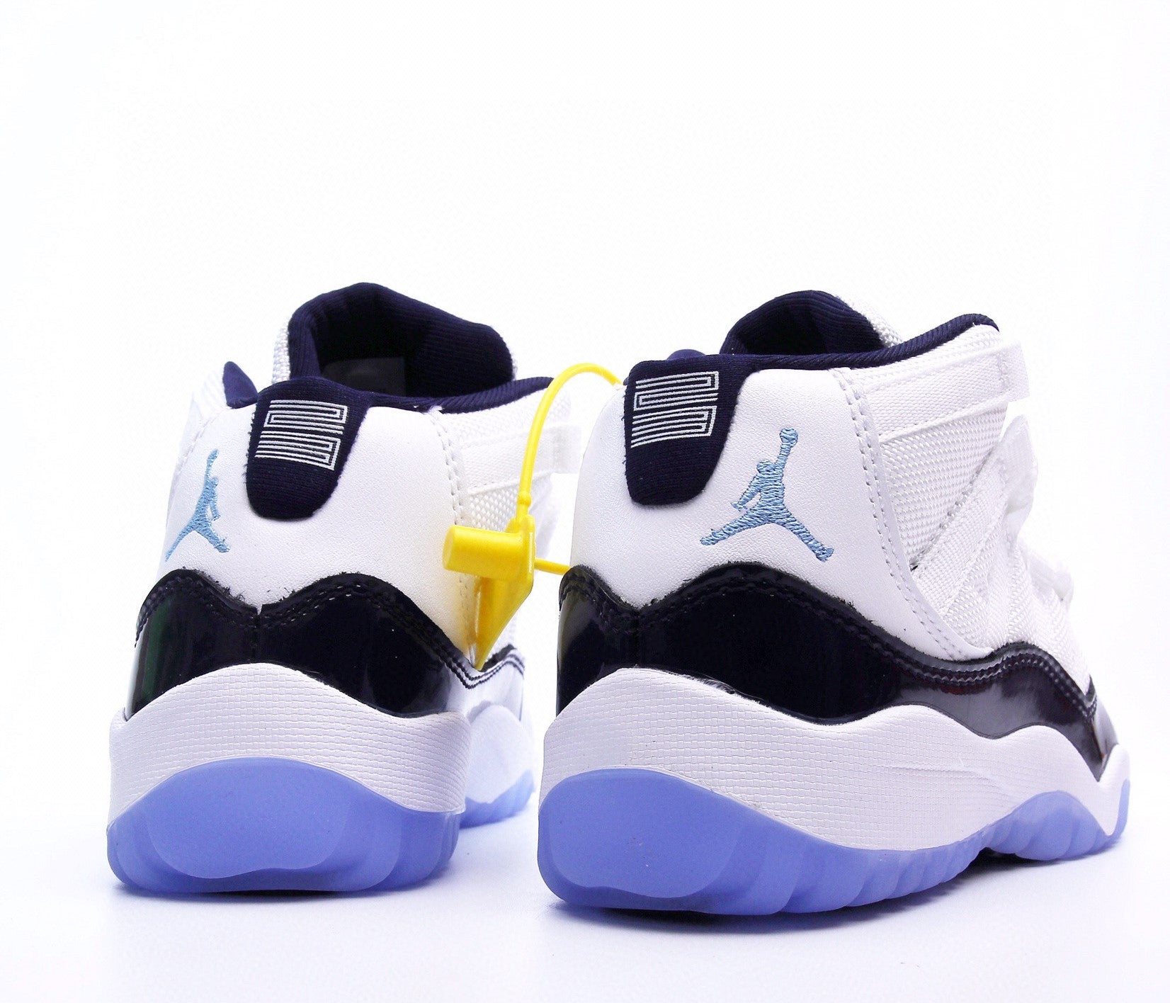 Sneaker in White & Black