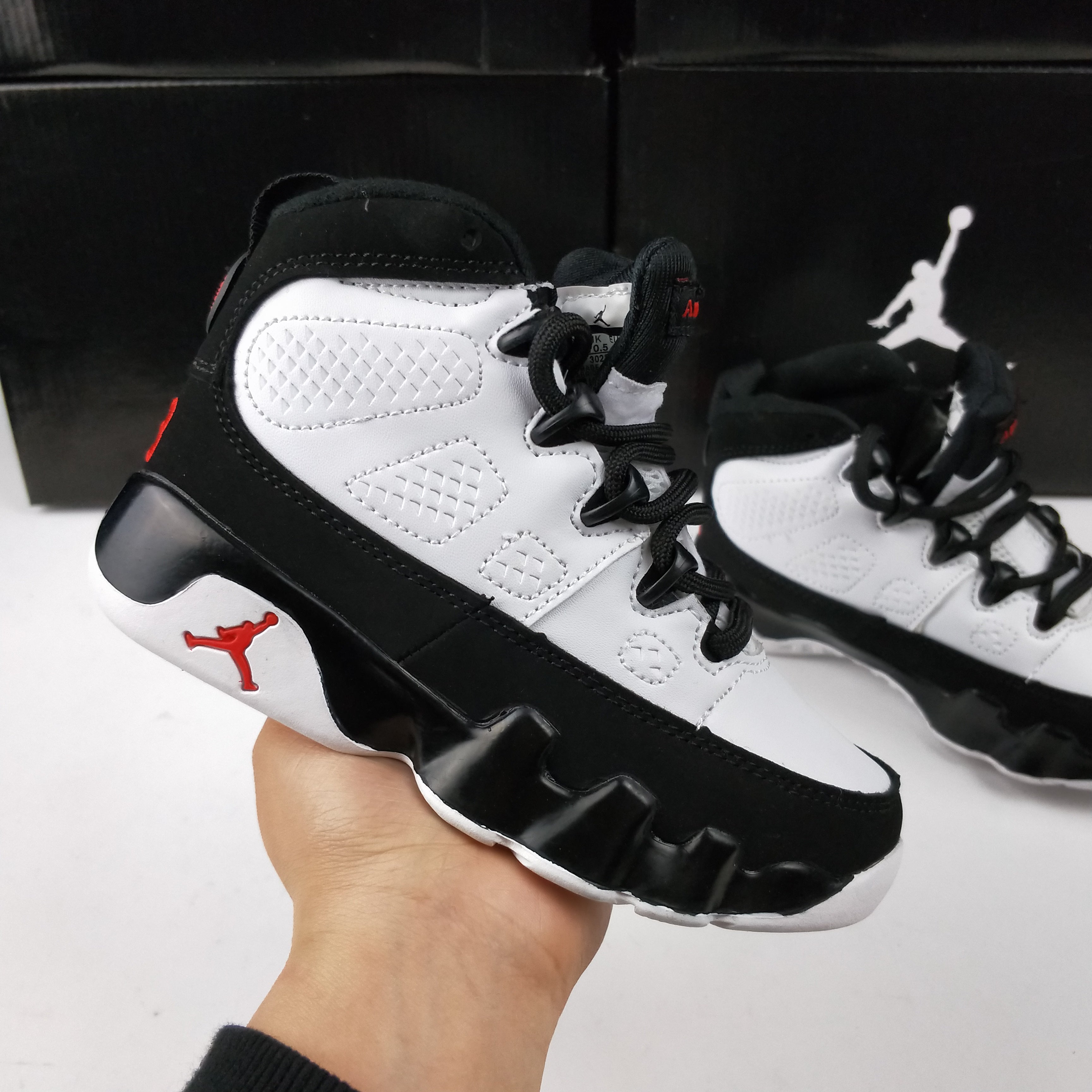 Sneaker in White Black & Red