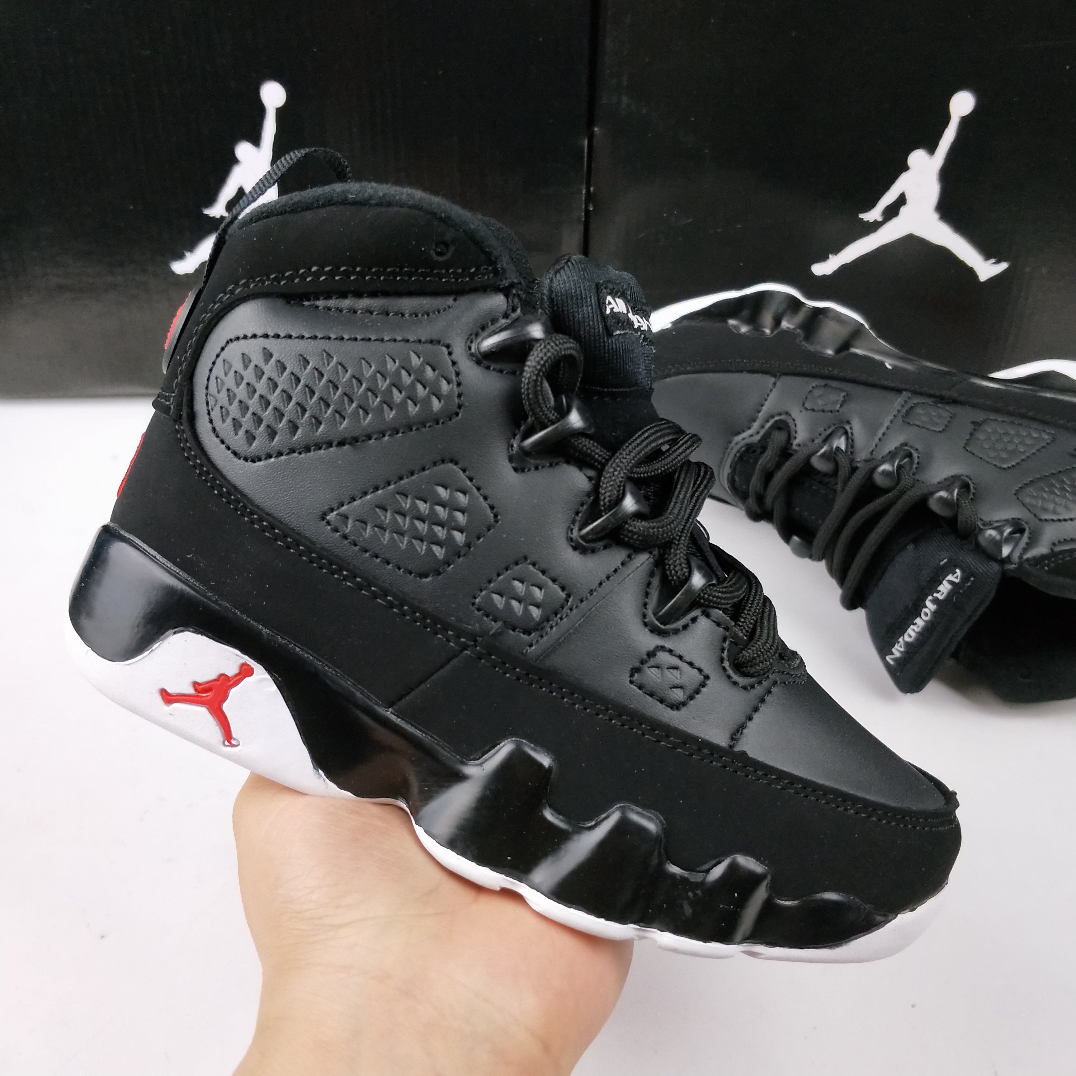 Sneaker in Black & Red